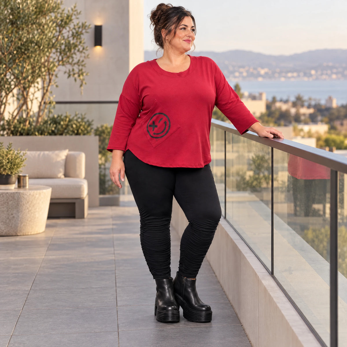 Rotes Shirt aus Stretchjersey mit Rundhalsausschnitt 7/8-Arm und aufgesetzten Taschen