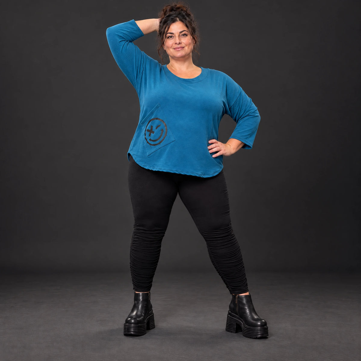 Basic Shirt in Blau aus weichem Stretchjersey mit gerundeter Schnittform und 7/8-Arm