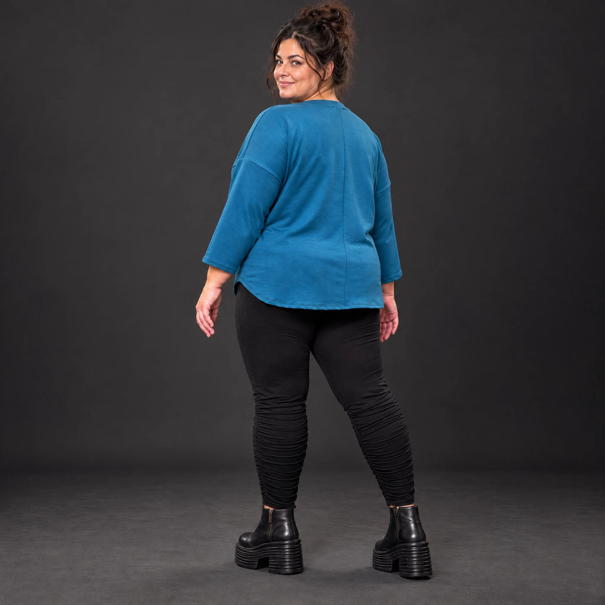 Basic Shirt in Blau aus weichem Stretchjersey mit gerundeter Schnittform und 7/8-Arm