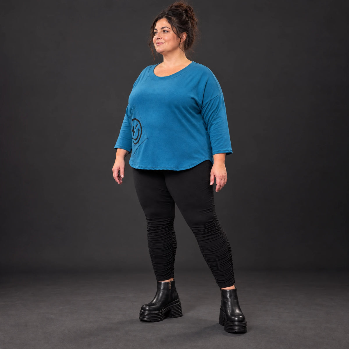 Basic Shirt in Blau aus weichem Stretchjersey mit gerundeter Schnittform und 7/8-Arm