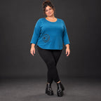Basic Shirt in Blau aus weichem Stretchjersey mit gerundeter Schnittform und 7/8-Arm