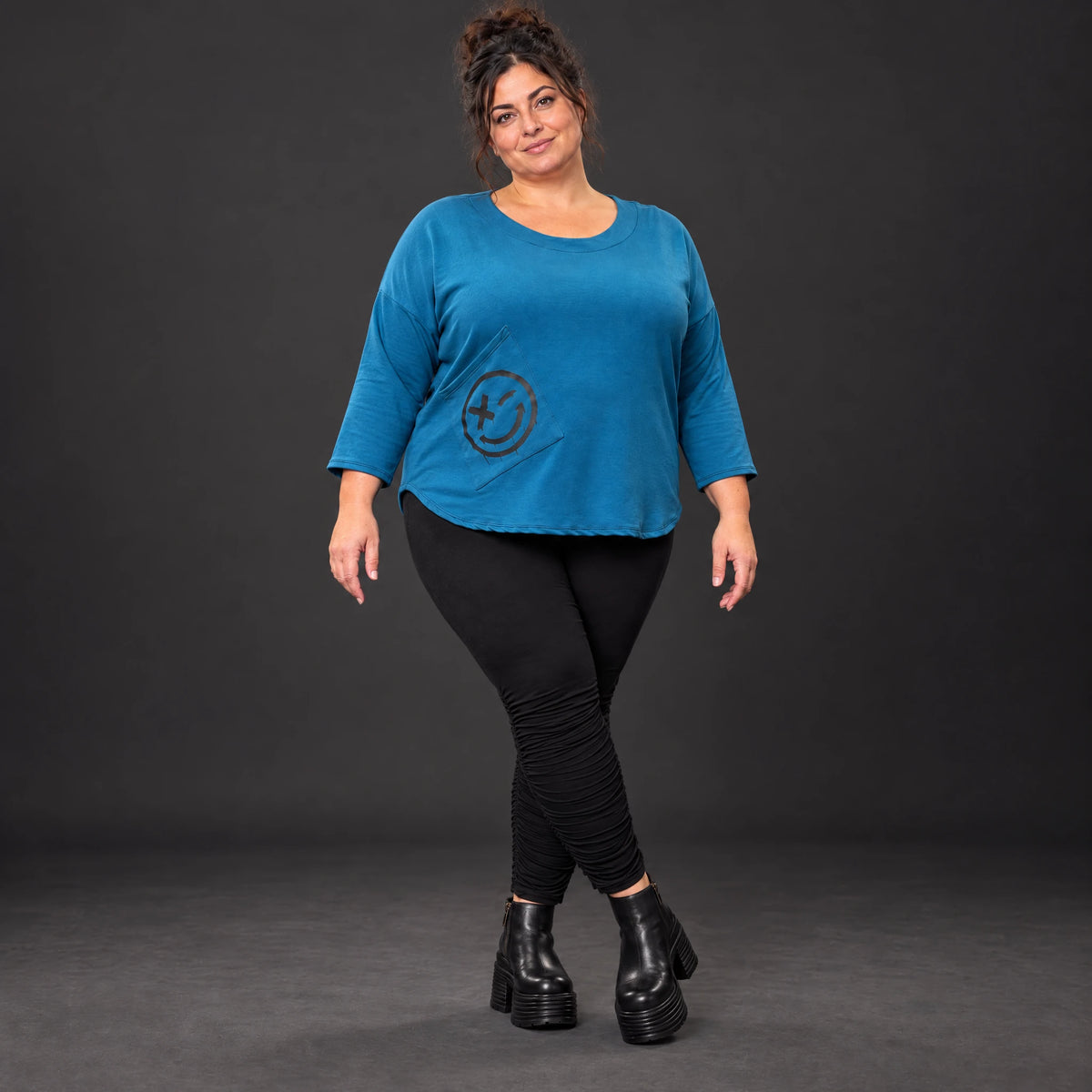 Basic Shirt in Blau aus weichem Stretchjersey mit gerundeter Schnittform und 7/8-Arm
