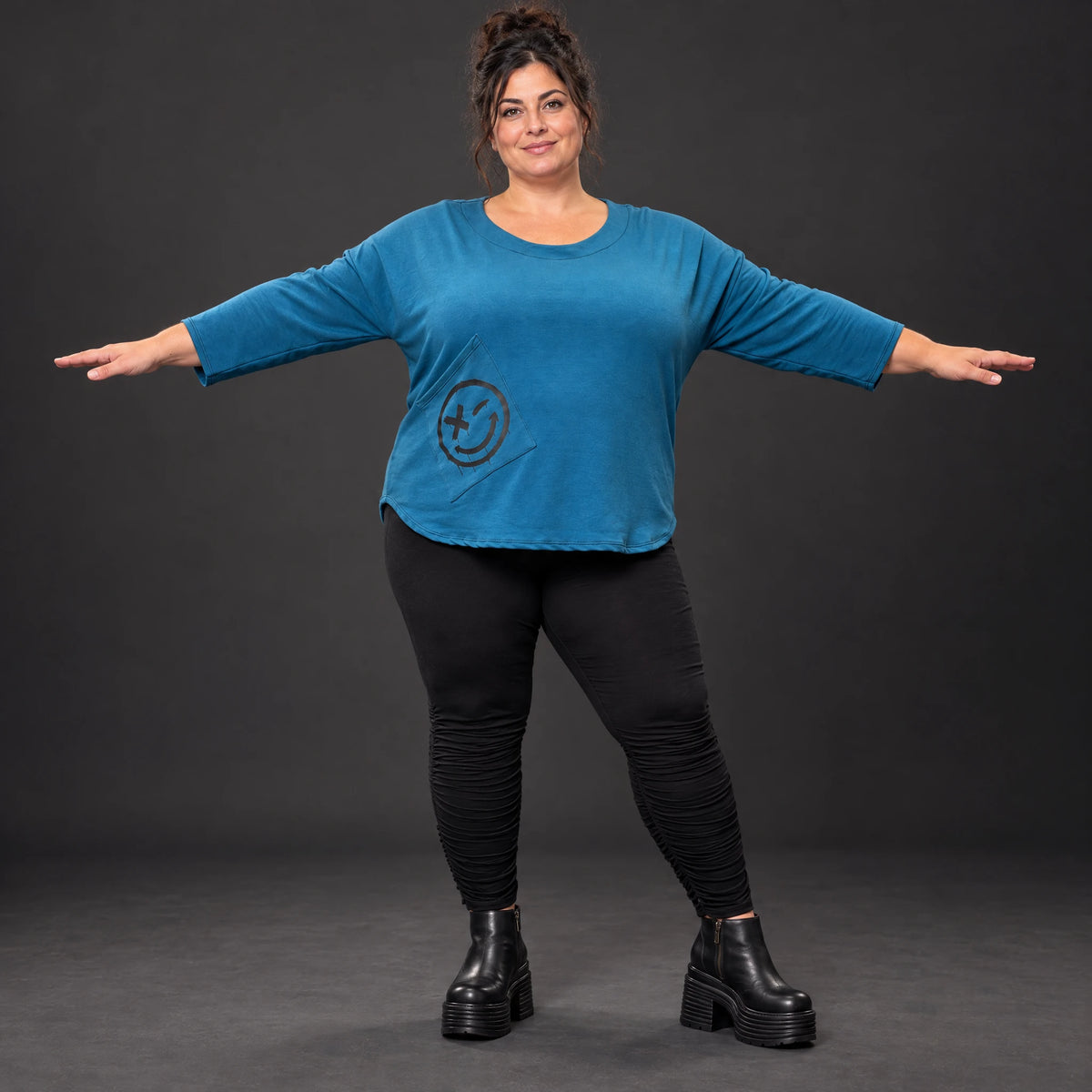 Basic Shirt in Blau aus weichem Stretchjersey mit gerundeter Schnittform und 7/8-Arm
