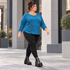 Basic Shirt in Blau aus weichem Stretchjersey mit gerundeter Schnittform und 7/8-Arm