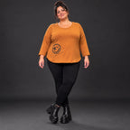 Shirt aus weichem Stretchjersey in Braun mit Rundhalsausschnitt und gerundeter Schnittform