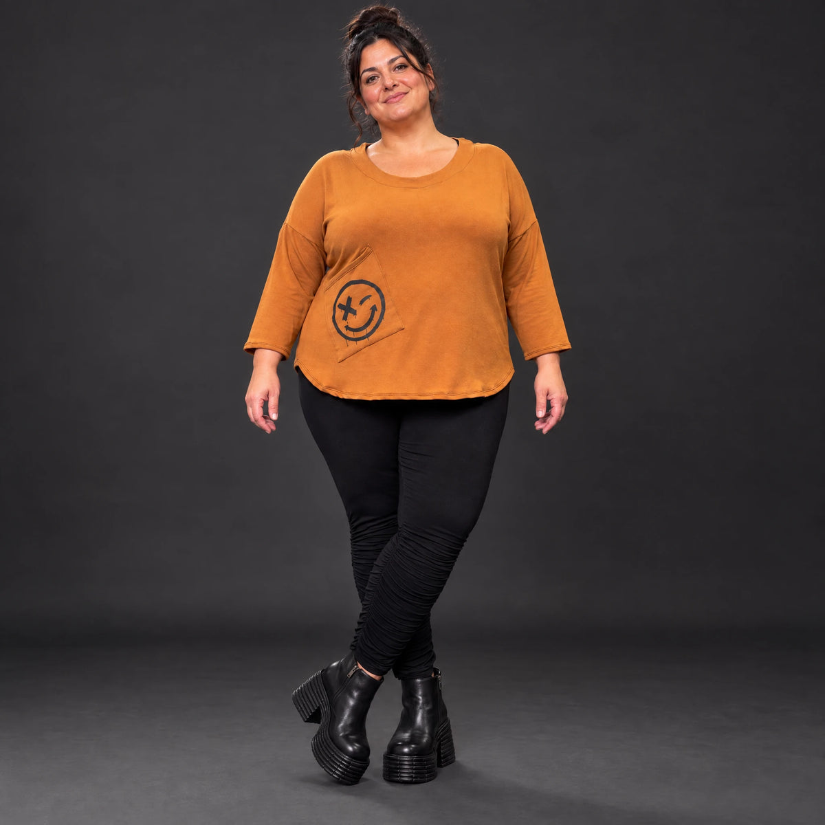 Shirt aus weichem Stretchjersey in Braun mit Rundhalsausschnitt und gerundeter Schnittform