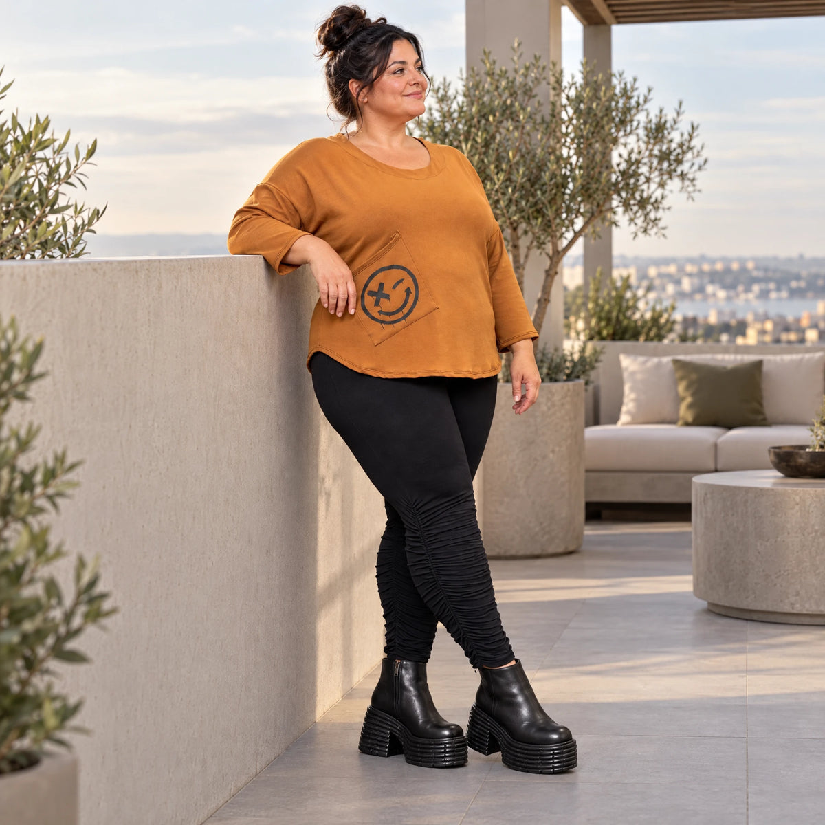 Shirt aus weichem Stretchjersey in Braun mit Rundhalsausschnitt und gerundeter Schnittform