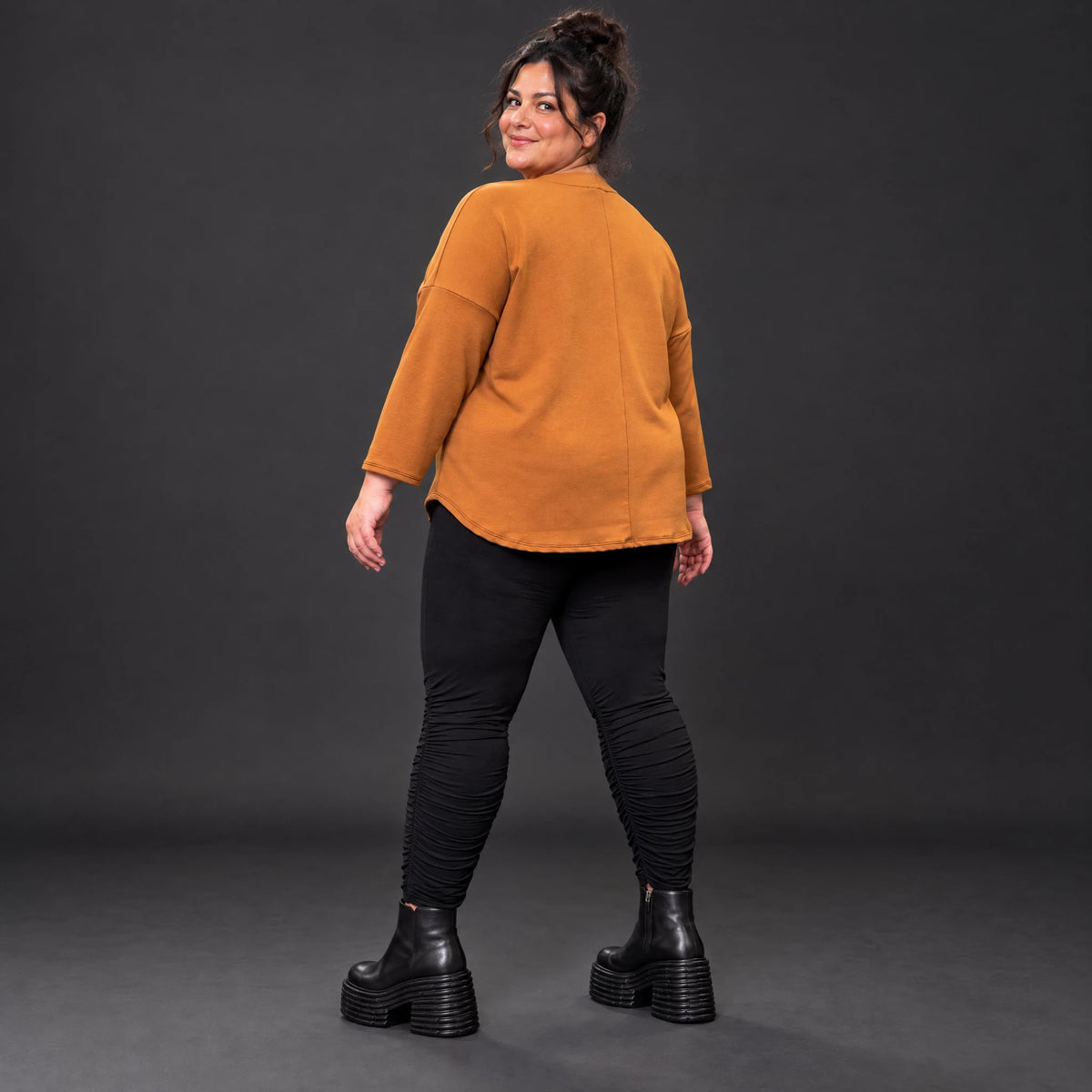 Shirt aus weichem Stretchjersey in Braun mit Rundhalsausschnitt und gerundeter Schnittform