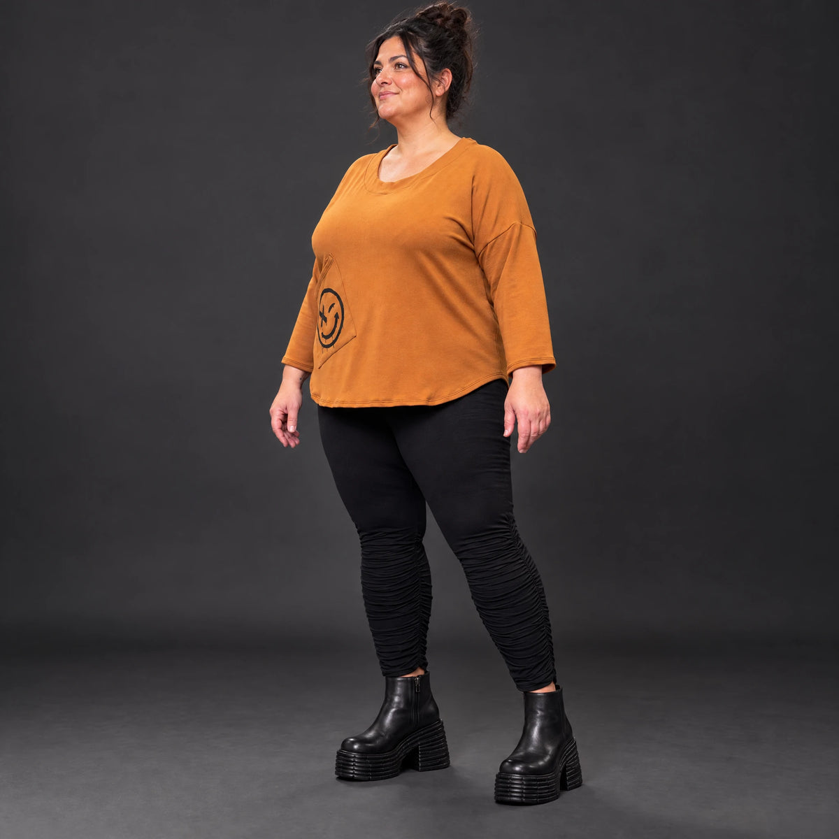 Shirt aus weichem Stretchjersey in Braun mit Rundhalsausschnitt und gerundeter Schnittform