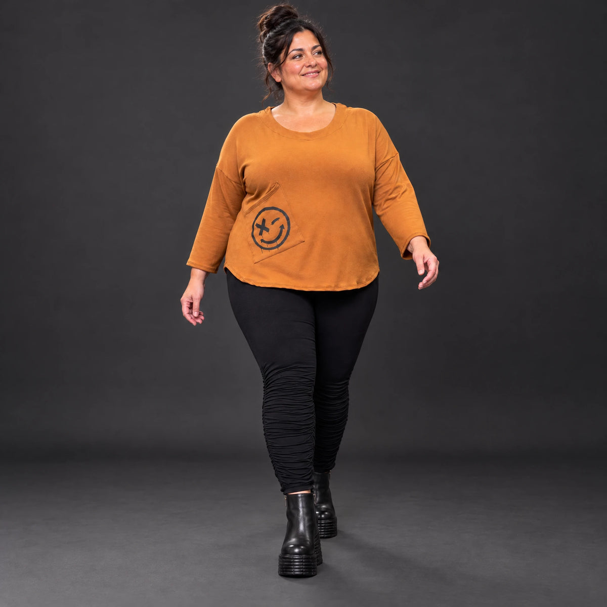 Shirt aus weichem Stretchjersey in Braun mit Rundhalsausschnitt und gerundeter Schnittform