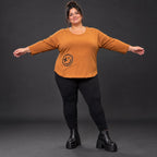 Shirt aus weichem Stretchjersey in Braun mit Rundhalsausschnitt und gerundeter Schnittform