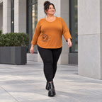 Shirt aus weichem Stretchjersey in Braun mit Rundhalsausschnitt und gerundeter Schnittform