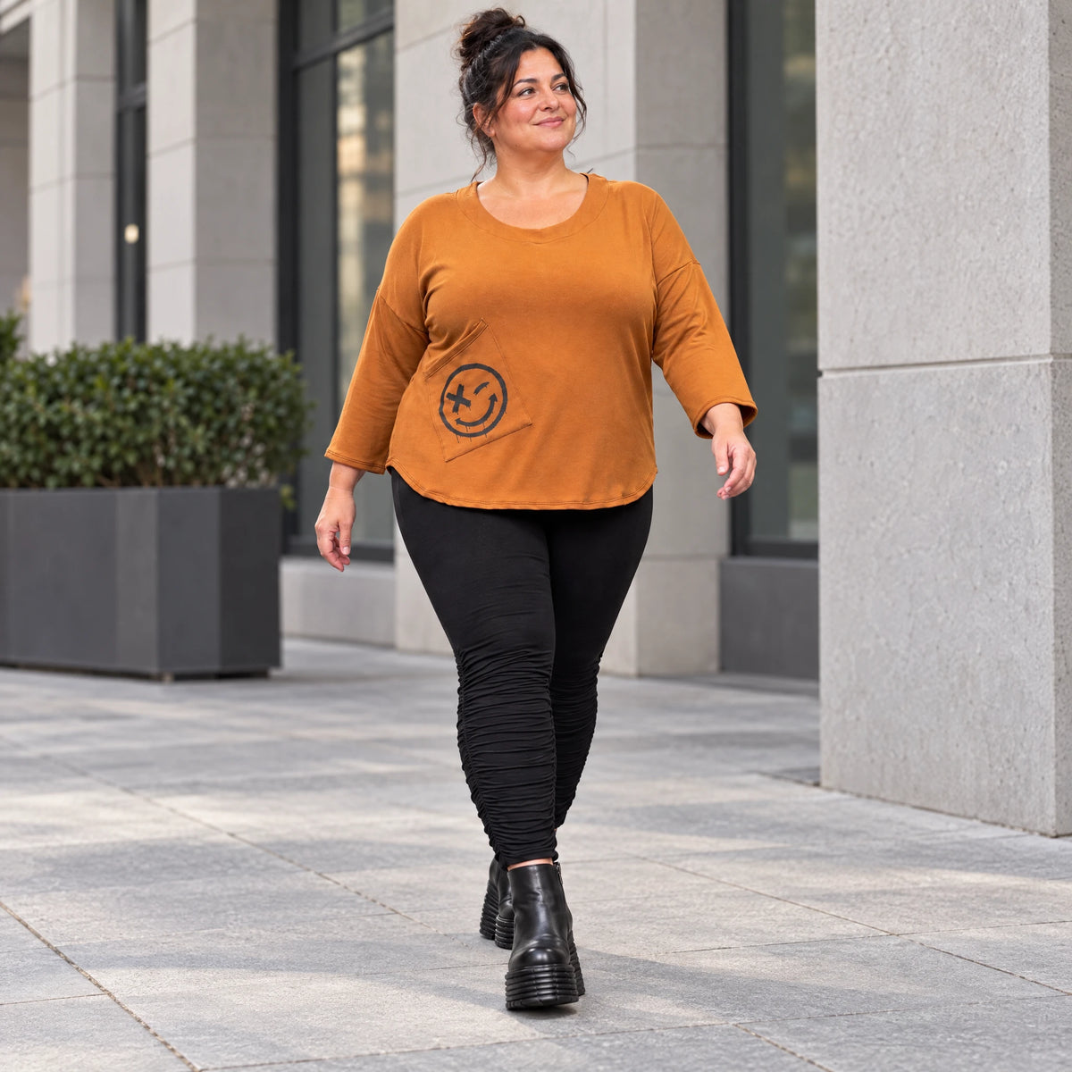 Shirt aus weichem Stretchjersey in Braun mit Rundhalsausschnitt und gerundeter Schnittform