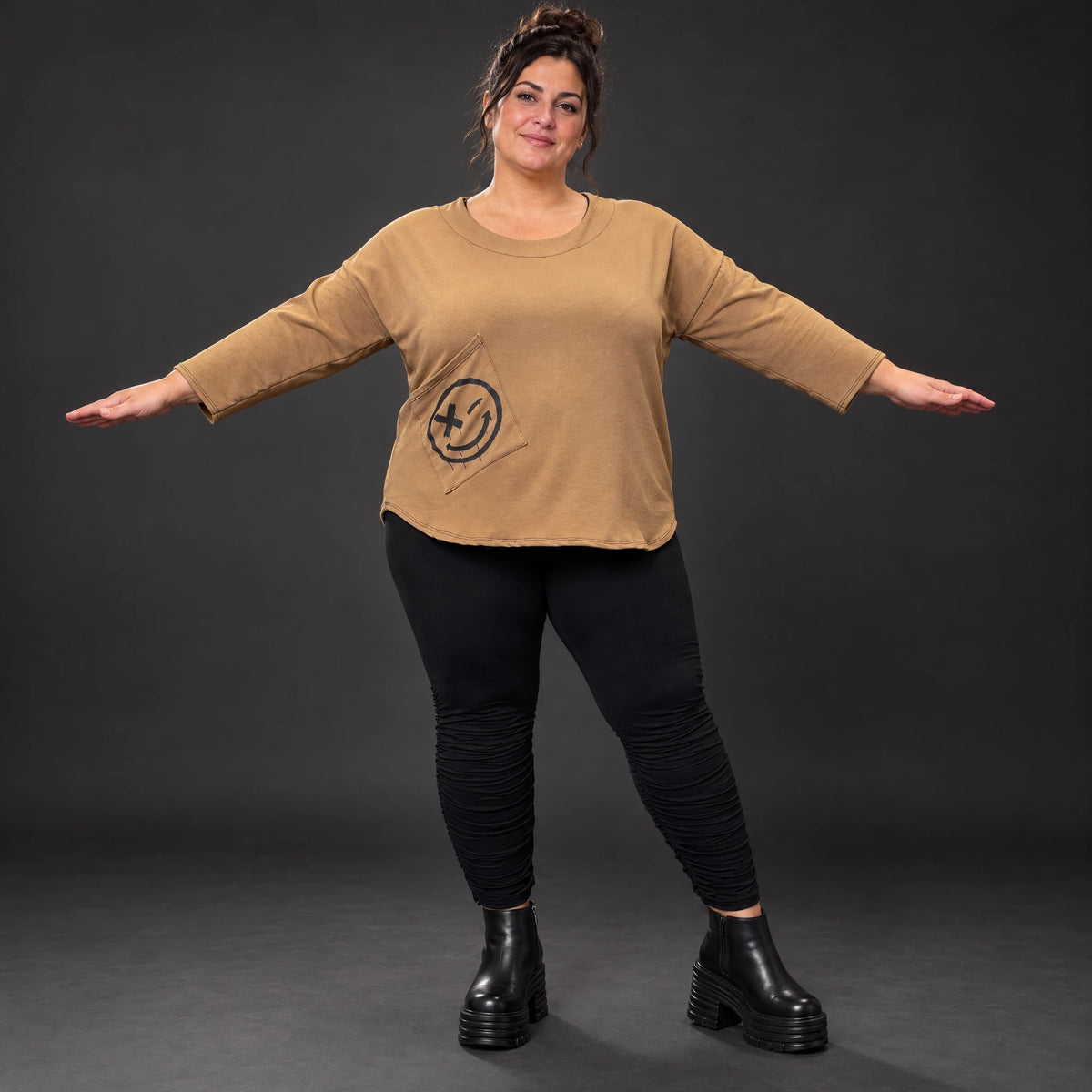 Basic Shirt in Camel aus weichem Stretchjersey mit 7/8-Arm und gerundeter Schnittform