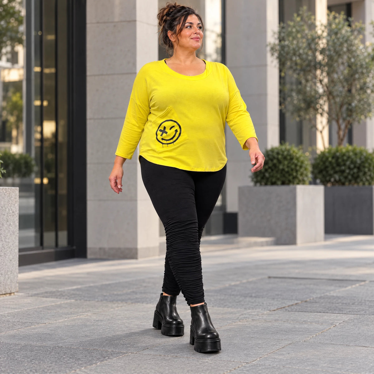 Shirt in leuchtendem Gelb aus weichem Stretchjersey mit Rundhalsausschnitt und 7/8-Arm