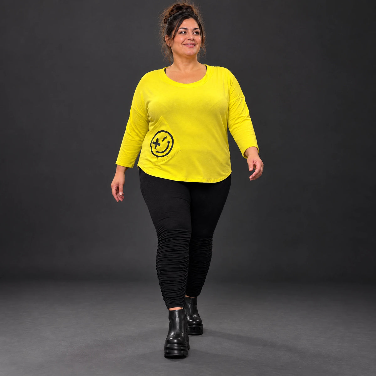 Shirt in leuchtendem Gelb aus weichem Stretchjersey mit Rundhalsausschnitt und 7/8-Arm