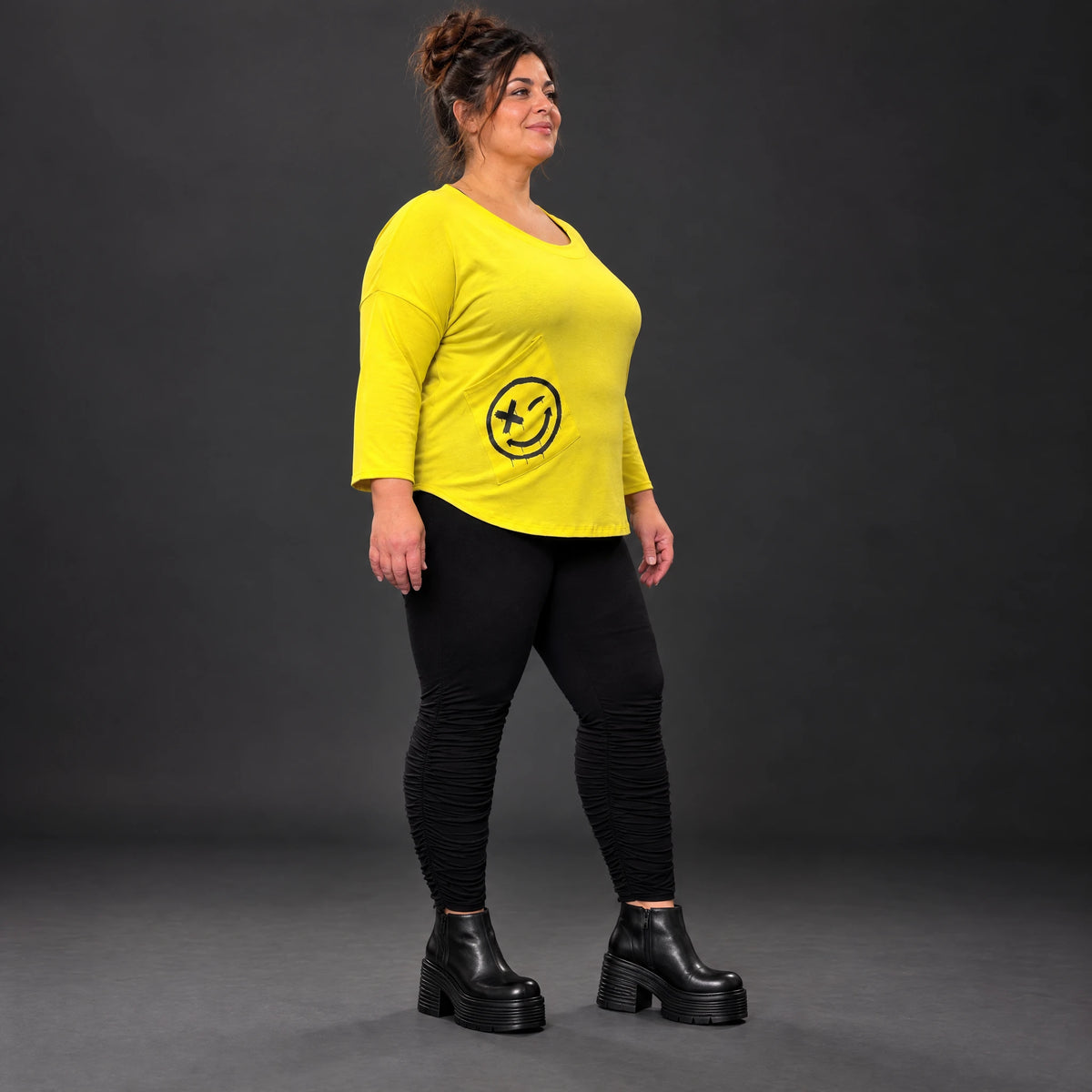 Shirt in leuchtendem Gelb aus weichem Stretchjersey mit Rundhalsausschnitt und 7/8-Arm