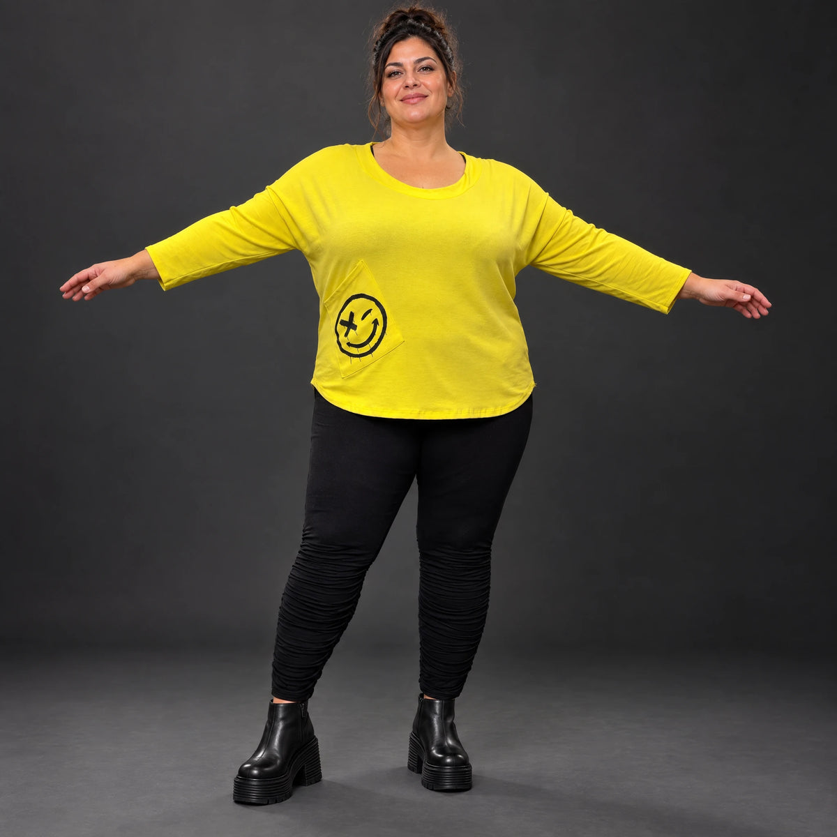 Shirt in leuchtendem Gelb aus weichem Stretchjersey mit Rundhalsausschnitt und 7/8-Arm