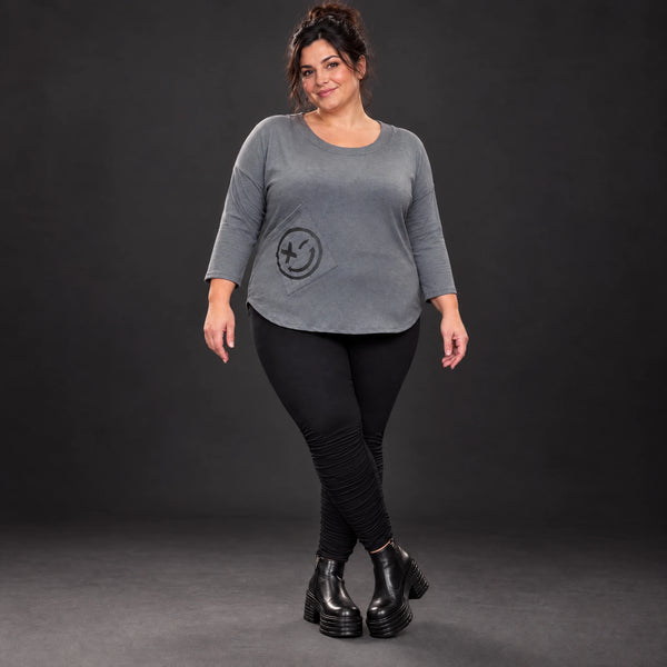 Weiches Shirt in Grau aus Stretchjersey mit gerundetem Schnitt und aufgesetzten Taschen