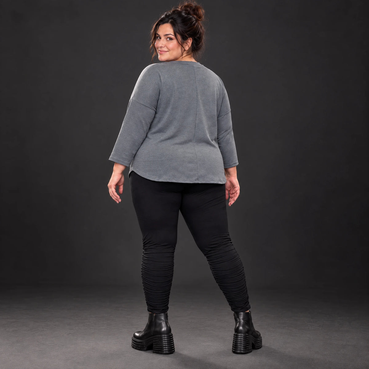 Weiches Shirt in Grau aus Stretchjersey mit gerundetem Schnitt und aufgesetzten Taschen