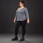 Weiches Shirt in Grau aus Stretchjersey mit gerundetem Schnitt und aufgesetzten Taschen