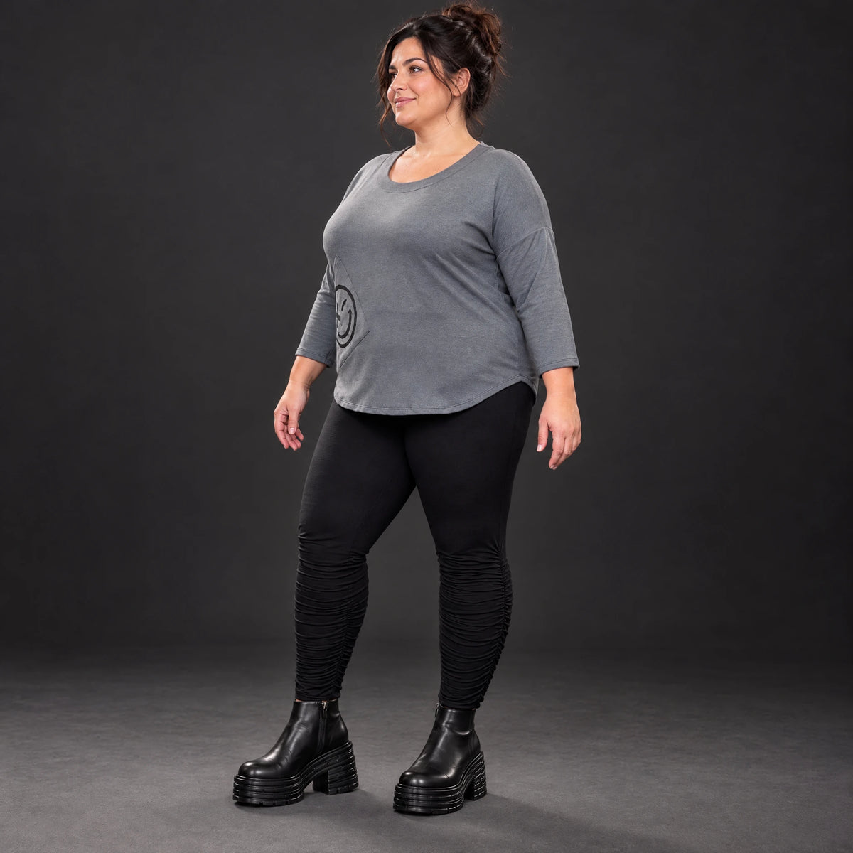 Weiches Shirt in Grau aus Stretchjersey mit gerundetem Schnitt und aufgesetzten Taschen