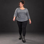 Weiches Shirt in Grau aus Stretchjersey mit gerundetem Schnitt und aufgesetzten Taschen