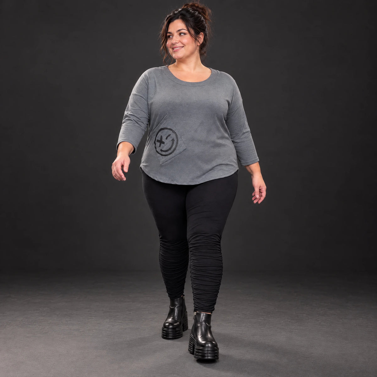 Weiches Shirt in Grau aus Stretchjersey mit gerundetem Schnitt und aufgesetzten Taschen