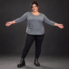 Weiches Shirt in Grau aus Stretchjersey mit gerundetem Schnitt und aufgesetzten Taschen