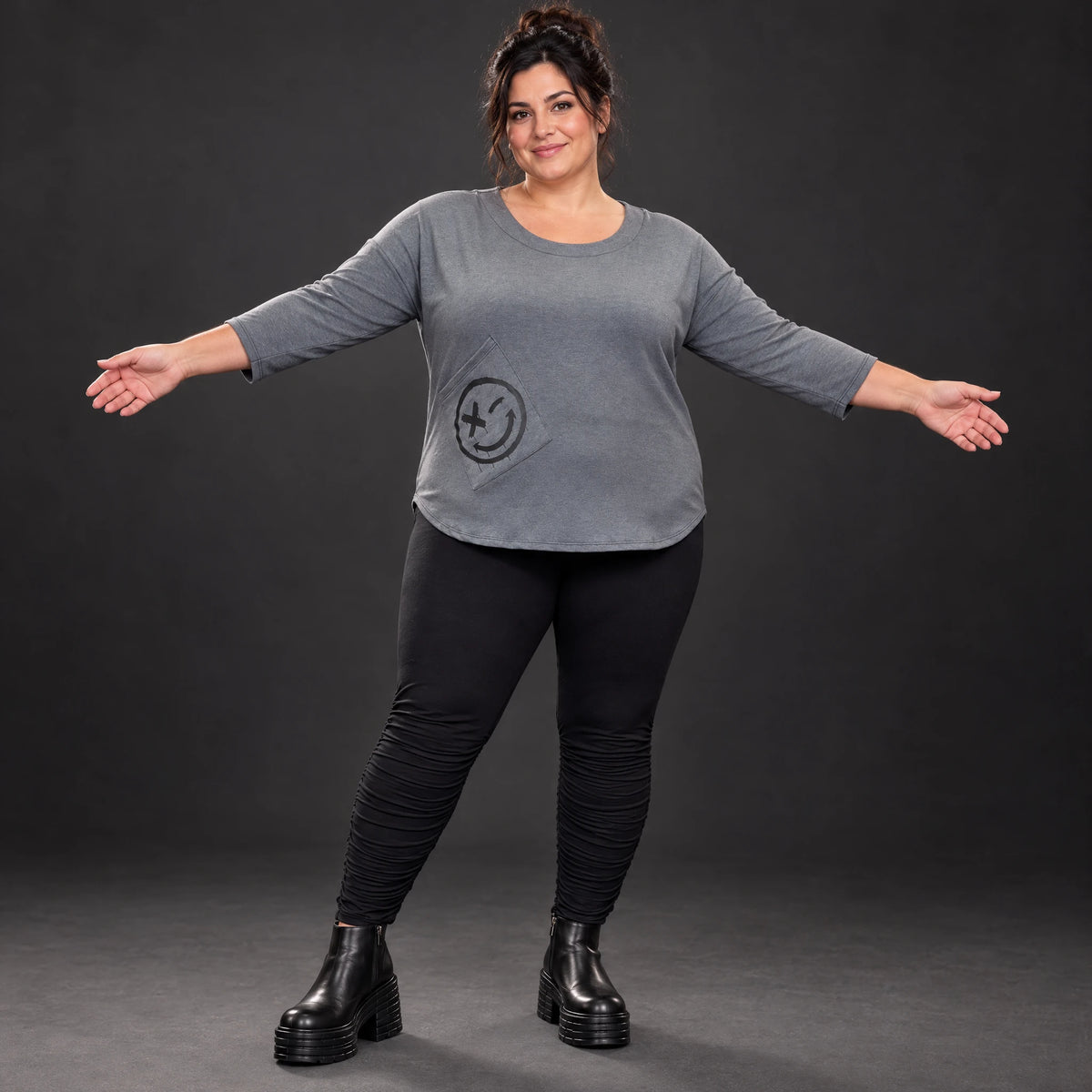 Weiches Shirt in Grau aus Stretchjersey mit gerundetem Schnitt und aufgesetzten Taschen