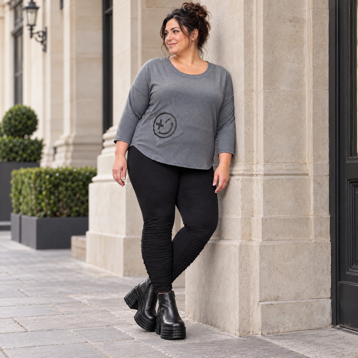 Weiches Shirt in Grau aus Stretchjersey mit gerundetem Schnitt und aufgesetzten Taschen