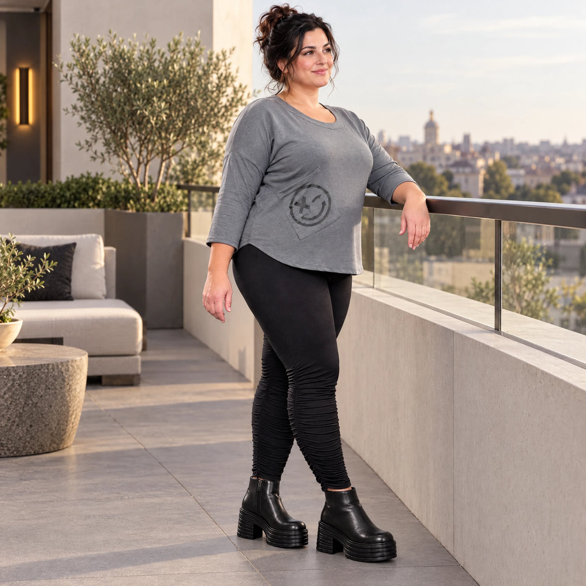Weiches Shirt in Grau aus Stretchjersey mit gerundetem Schnitt und aufgesetzten Taschen