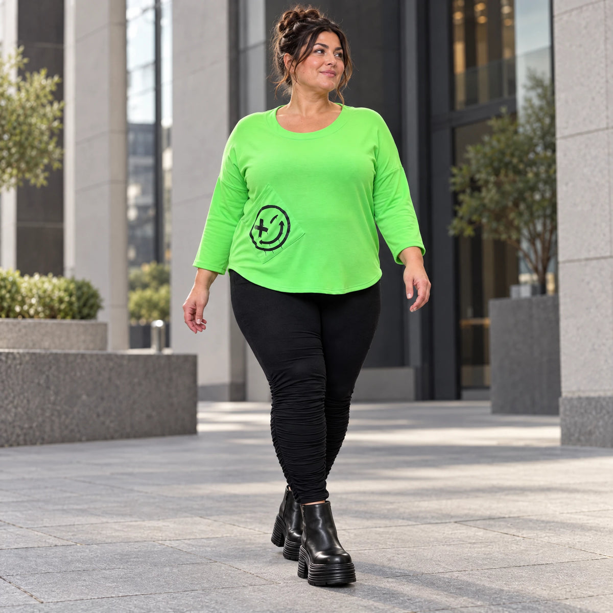 Grünes Shirt aus Stretchjersey mit Rundhalsausschnitt 7/8-Arm und aufgesetzten Taschen