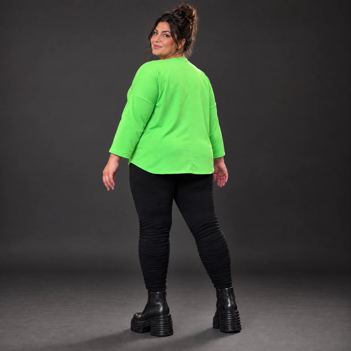 Grünes Shirt aus Stretchjersey mit Rundhalsausschnitt 7/8-Arm und aufgesetzten Taschen