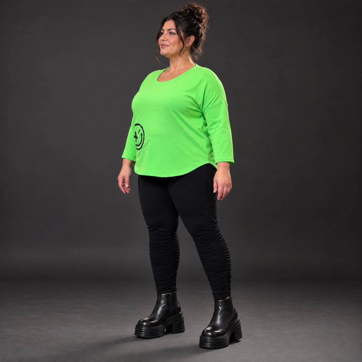 Grünes Shirt aus Stretchjersey mit Rundhalsausschnitt 7/8-Arm und aufgesetzten Taschen