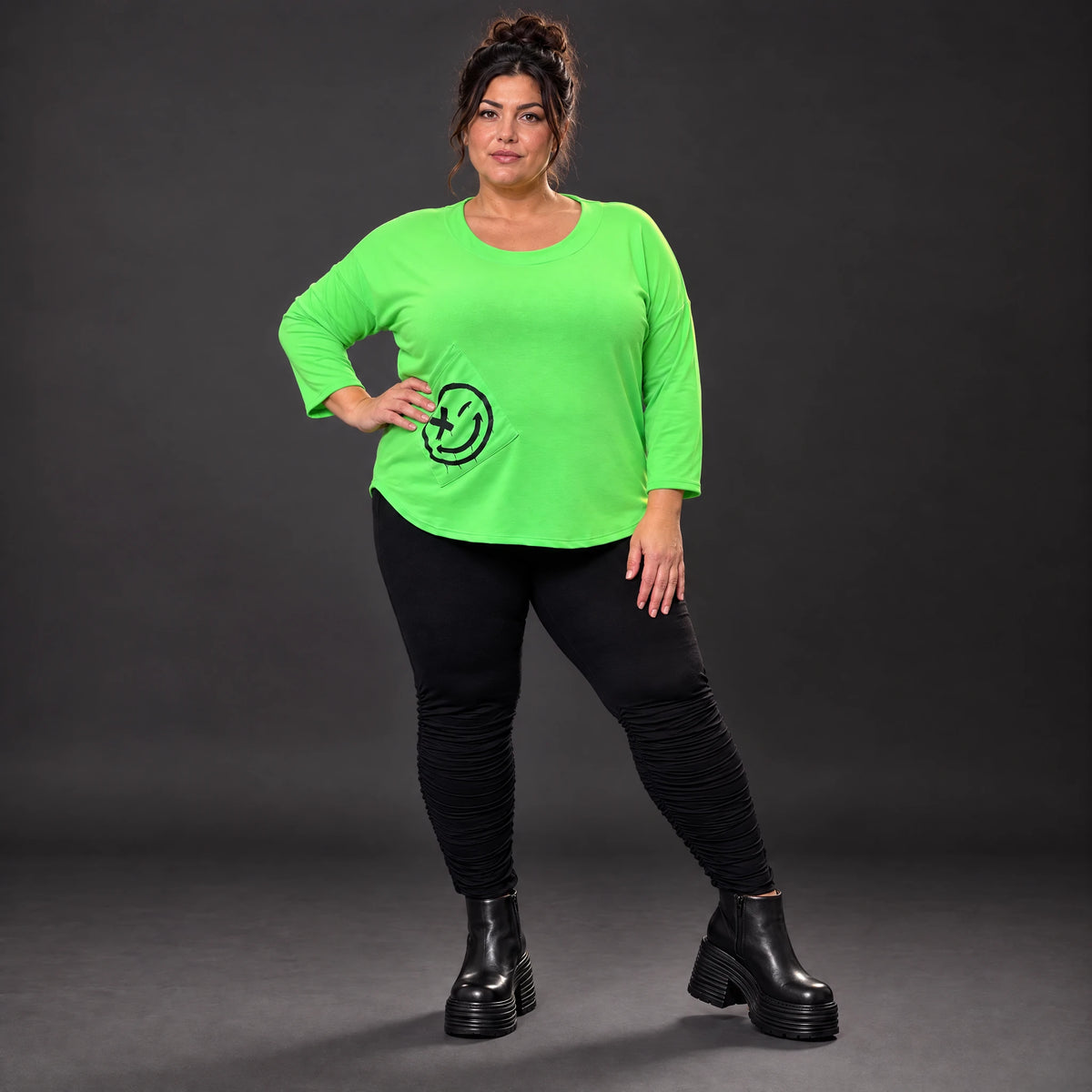 Grünes Shirt aus Stretchjersey mit Rundhalsausschnitt 7/8-Arm und aufgesetzten Taschen