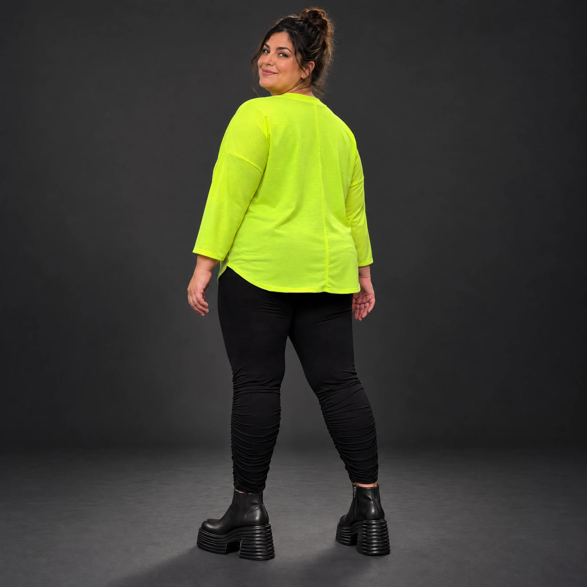 Neongelbes Shirt aus weichem Baumwolljersey mit Rundhalsausschnitt 7/8-Arm und Taschen