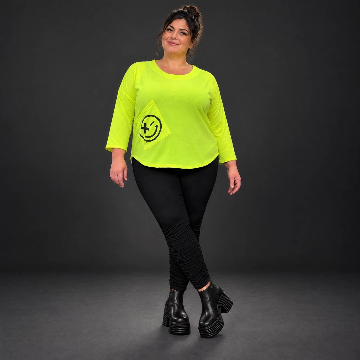 Neongelbes Shirt aus weichem Baumwolljersey mit Rundhalsausschnitt 7/8-Arm und Taschen