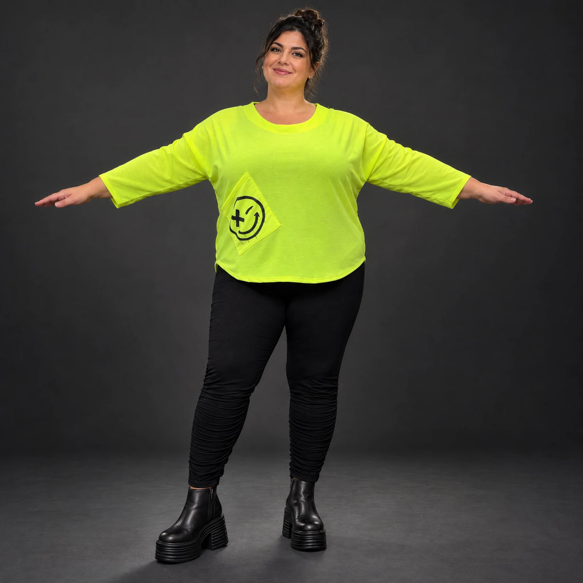 Neongelbes Shirt aus weichem Baumwolljersey mit Rundhalsausschnitt 7/8-Arm und Taschen