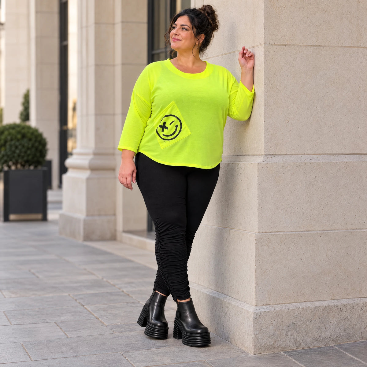 Neongelbes Shirt aus weichem Baumwolljersey mit Rundhalsausschnitt 7/8-Arm und Taschen