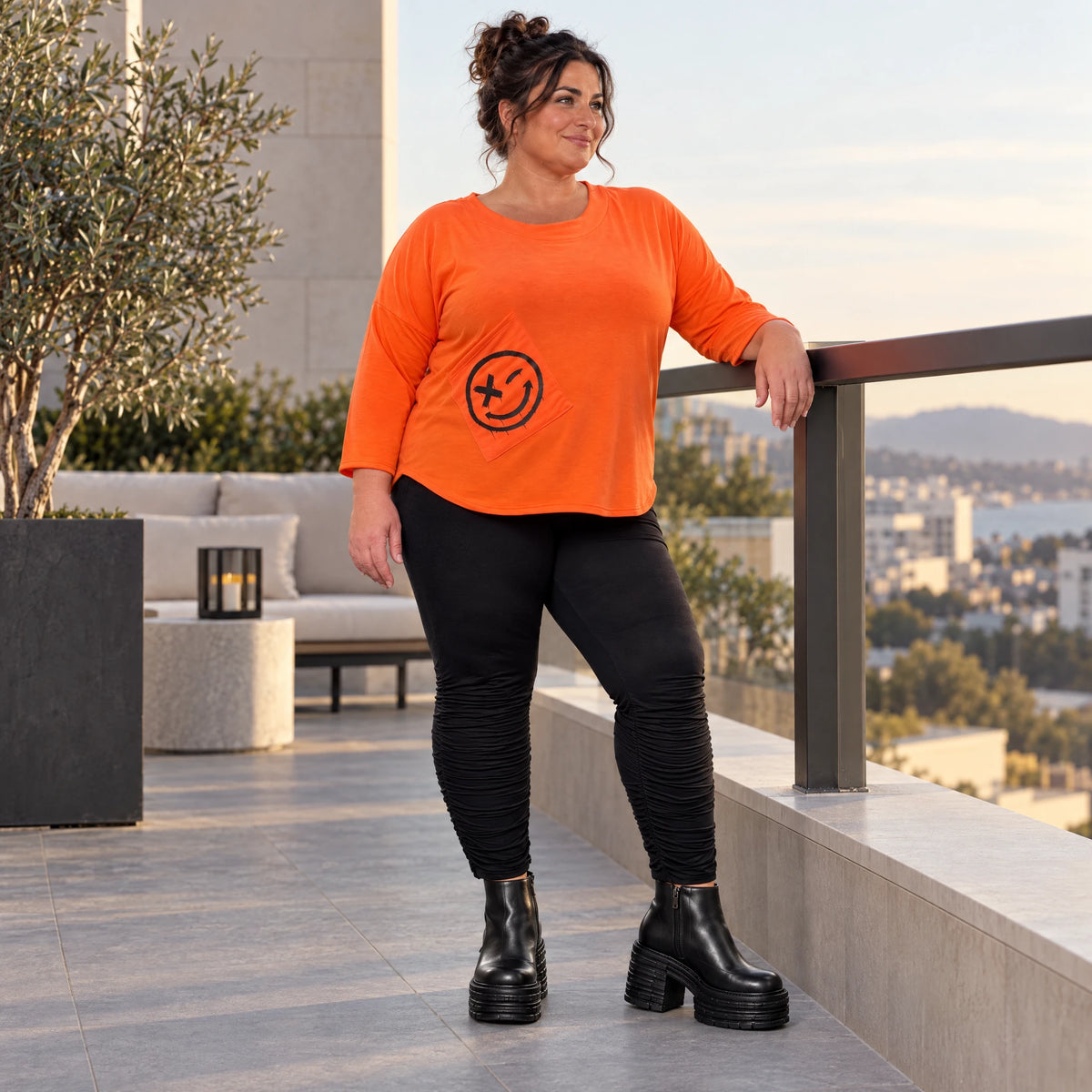 Shirt in Orange mit Rundhalsausschnitt 7/8-Arm und aufgesetzten Taschen aus Stretchjersey