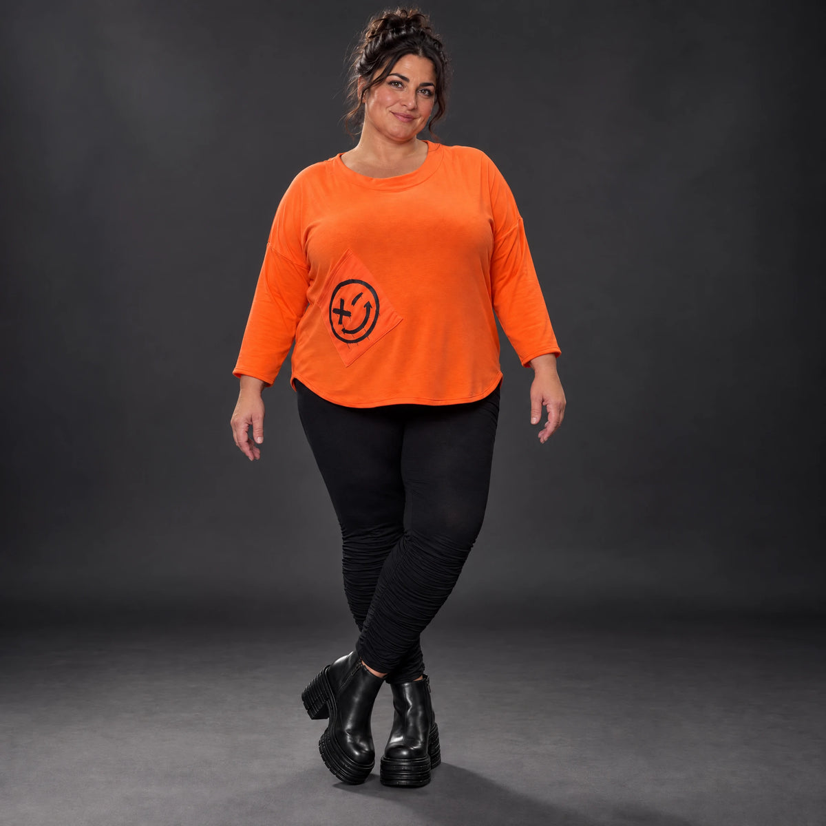 Shirt in Orange mit Rundhalsausschnitt 7/8-Arm und aufgesetzten Taschen aus Stretchjersey
