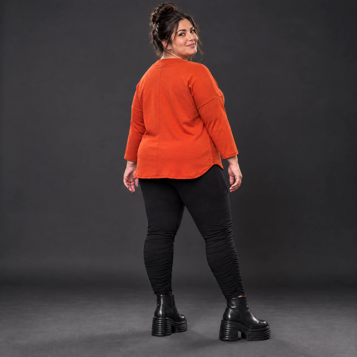 Shirt in Orange aus weichem Stretchjersey mit gerundetem Saum und aufgesetzten Taschen