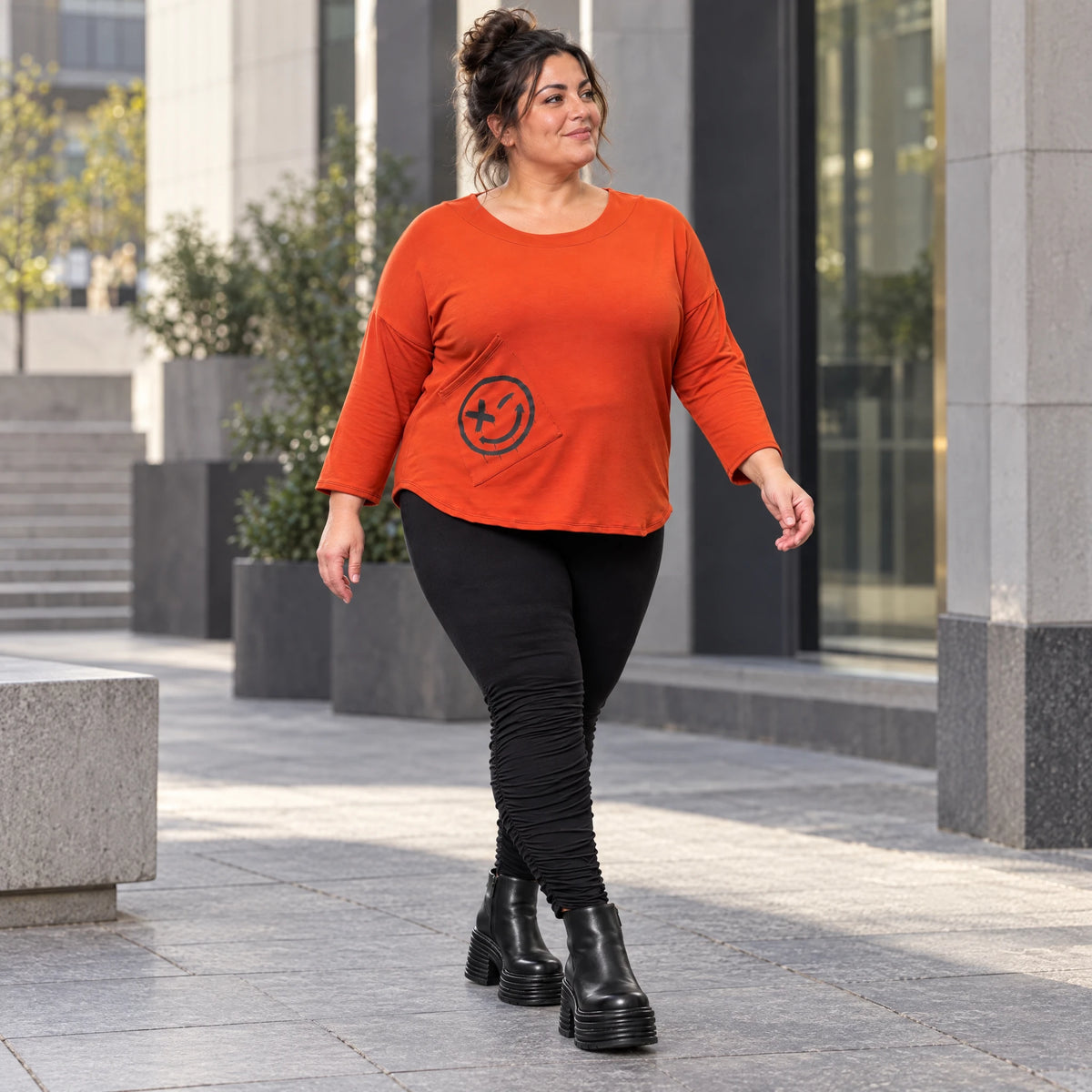 Shirt in Orange aus weichem Stretchjersey mit gerundetem Saum und aufgesetzten Taschen