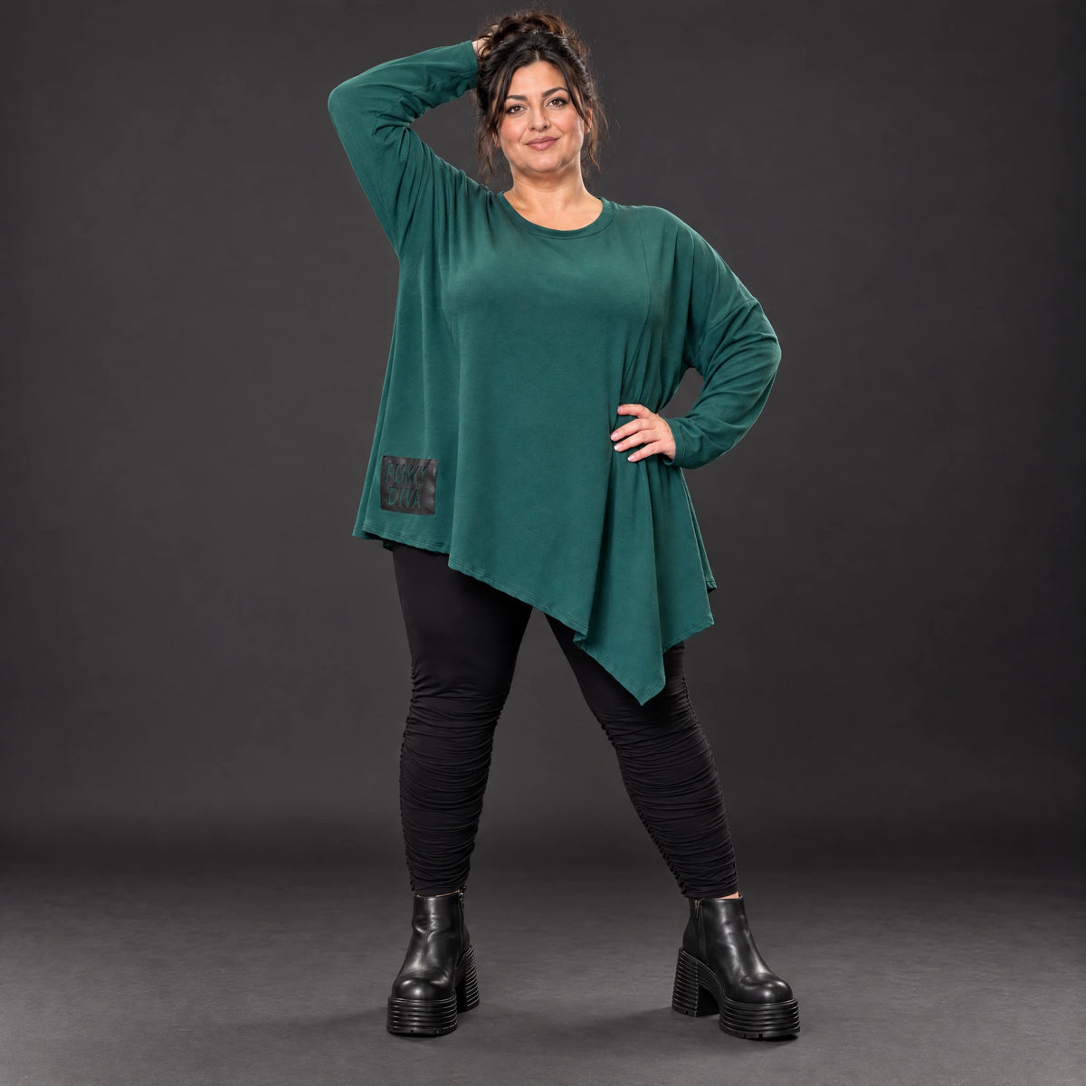 Langarmshirt in Dunkelgrün mit asymmetrischem Zipfelsaum aus feinem weichem Stretchjersey