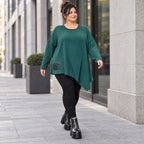 Langarmshirt in Dunkelgrün mit asymmetrischem Zipfelsaum aus feinem weichem Stretchjersey