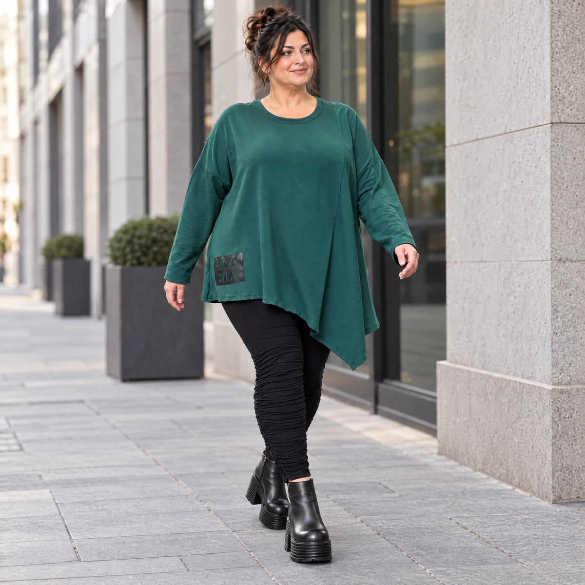 Langarmshirt in Dunkelgrün mit asymmetrischem Zipfelsaum aus feinem weichem Stretchjersey