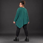 Langarmshirt in Dunkelgrün mit asymmetrischem Zipfelsaum aus feinem weichem Stretchjersey