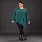 Langarmshirt in Dunkelgrün mit asymmetrischem Zipfelsaum aus feinem weichem Stretchjersey