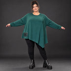 Langarmshirt in Dunkelgrün mit asymmetrischem Zipfelsaum aus feinem weichem Stretchjersey